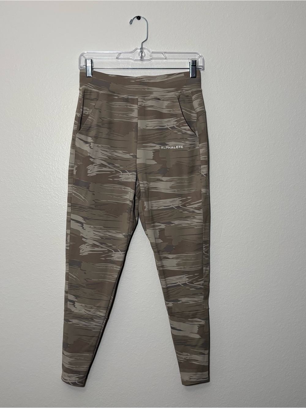 Alphalete Men’s Premium Trace Jogger -Desert Canvas Camo , Size XS
